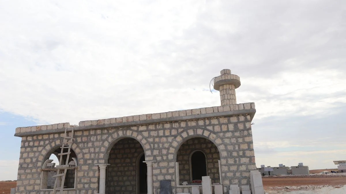 İHH, Suriye'nin kuzeyinde briket evler çevresine cami inşa etti