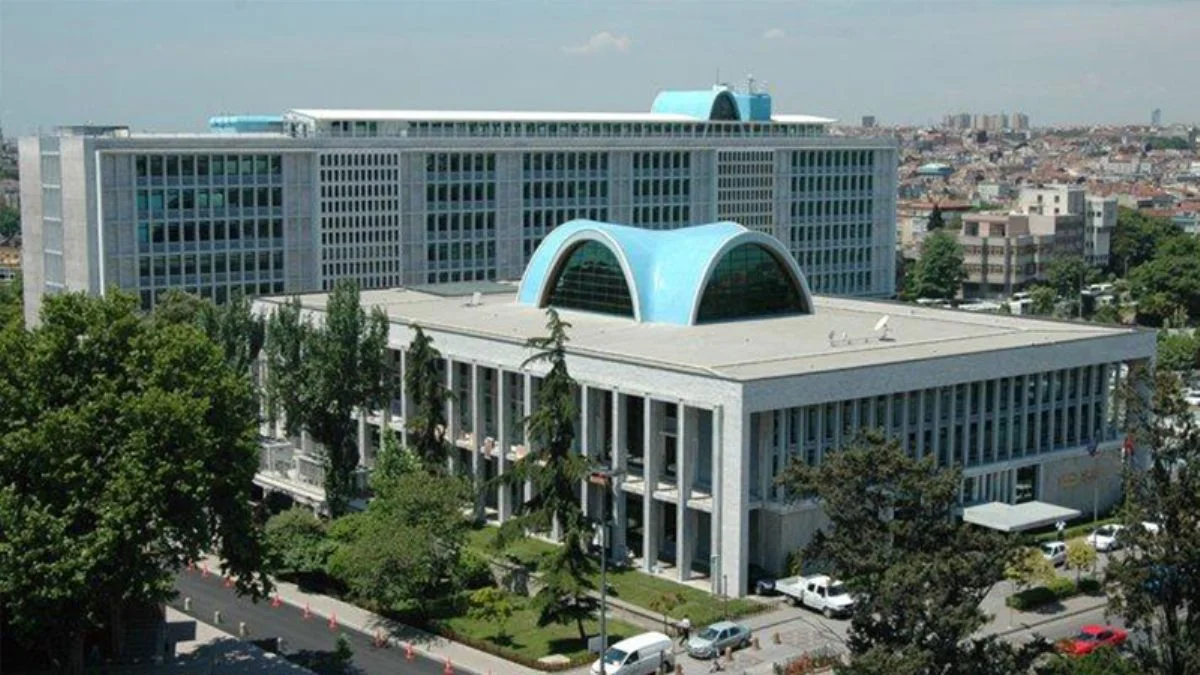 İlber Ortaylı: O binanın oradan kalkması lazım