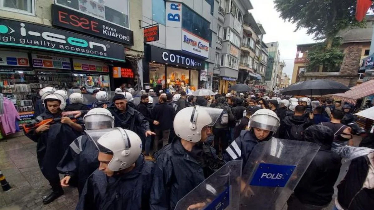 Kadıköy'deki Gemlik Yürüyüşü'ne polis engeli! Çok sayıda gözaltı var