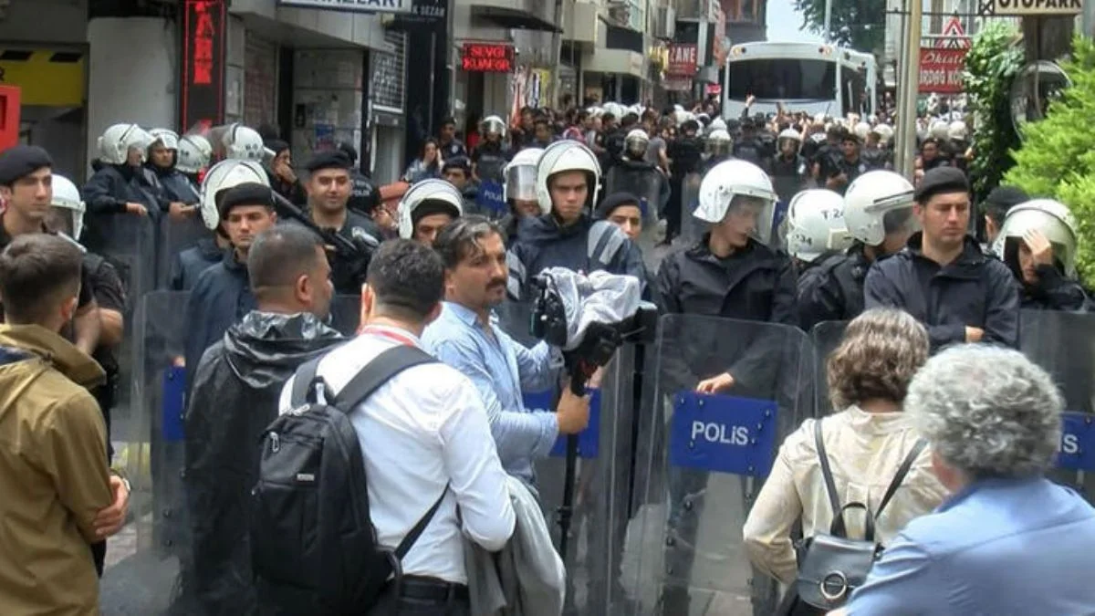 Kadıköy'deki izinsiz yürüyüşte 2 kişi tutuklandı