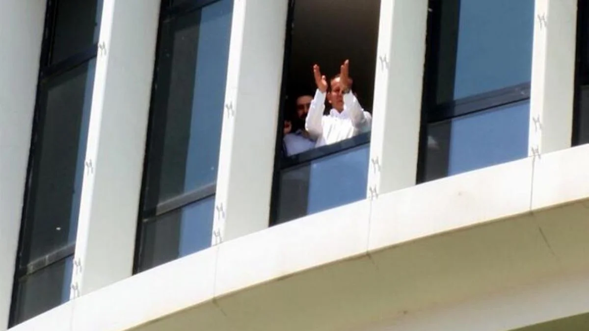 Kendisini protesto edenlere dans ederek karşılık verdi