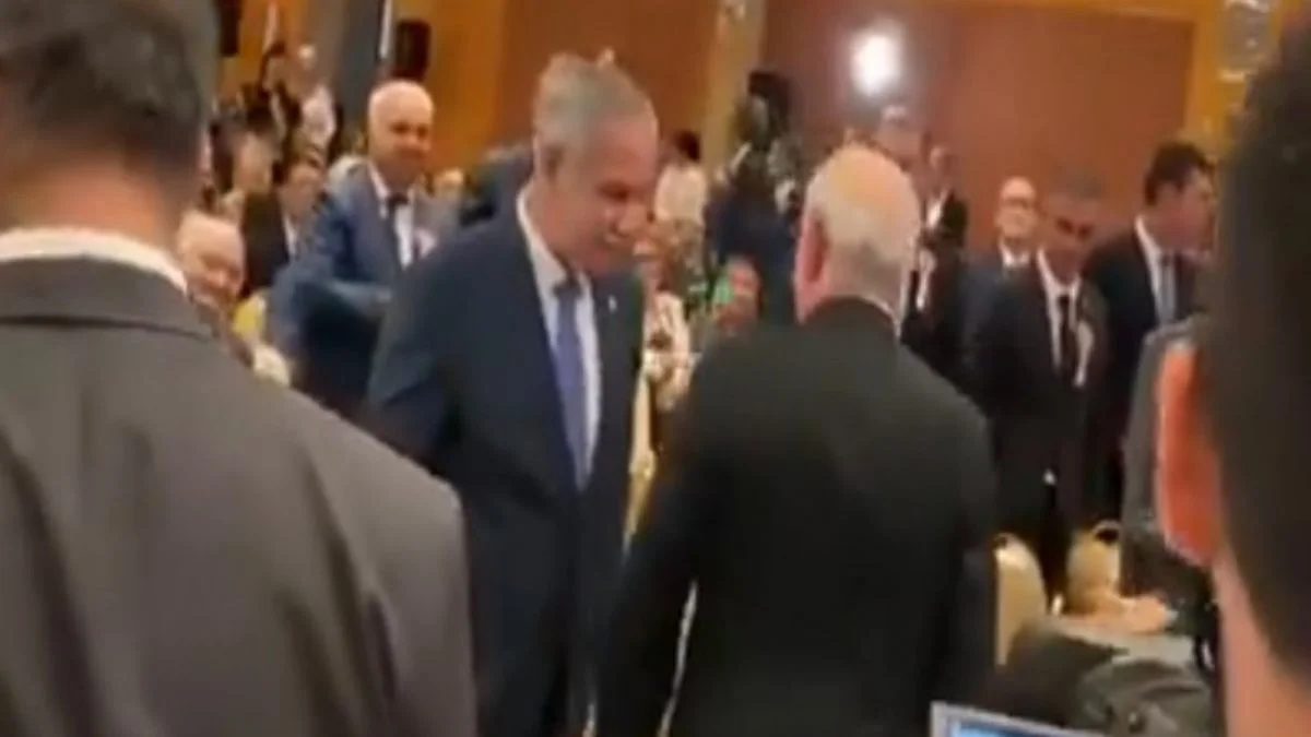 Kılıçdaroğlu, Bülent Arınç'ın elini sıkmadı
