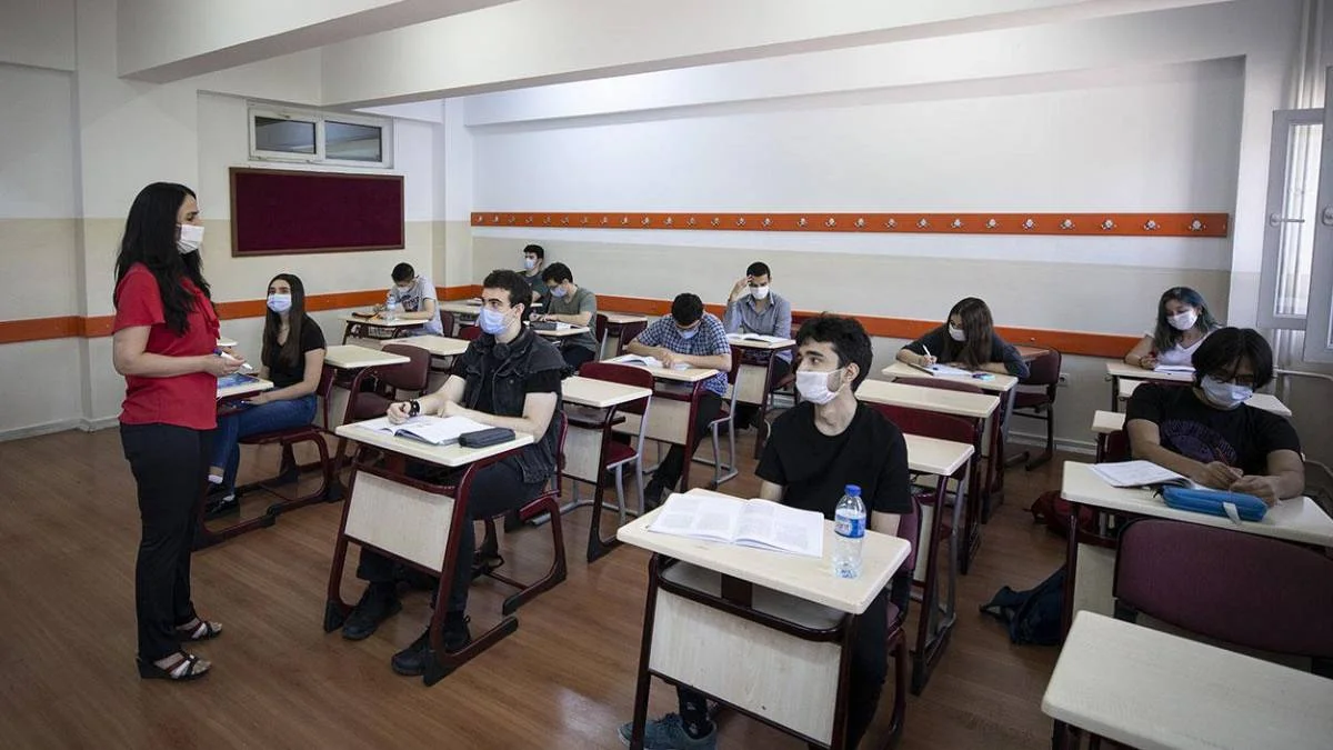 Lisede 6 zayıfla sınıfta kalınır mı? Lise 9, 10, 11 ve 12. sınıfta 6 zayıfı olan sınıf tekrarı yapar mı, sınıfı geçer mi? Lisede 4 yada 5 tane 1'i olan sınıfta mı kalır?