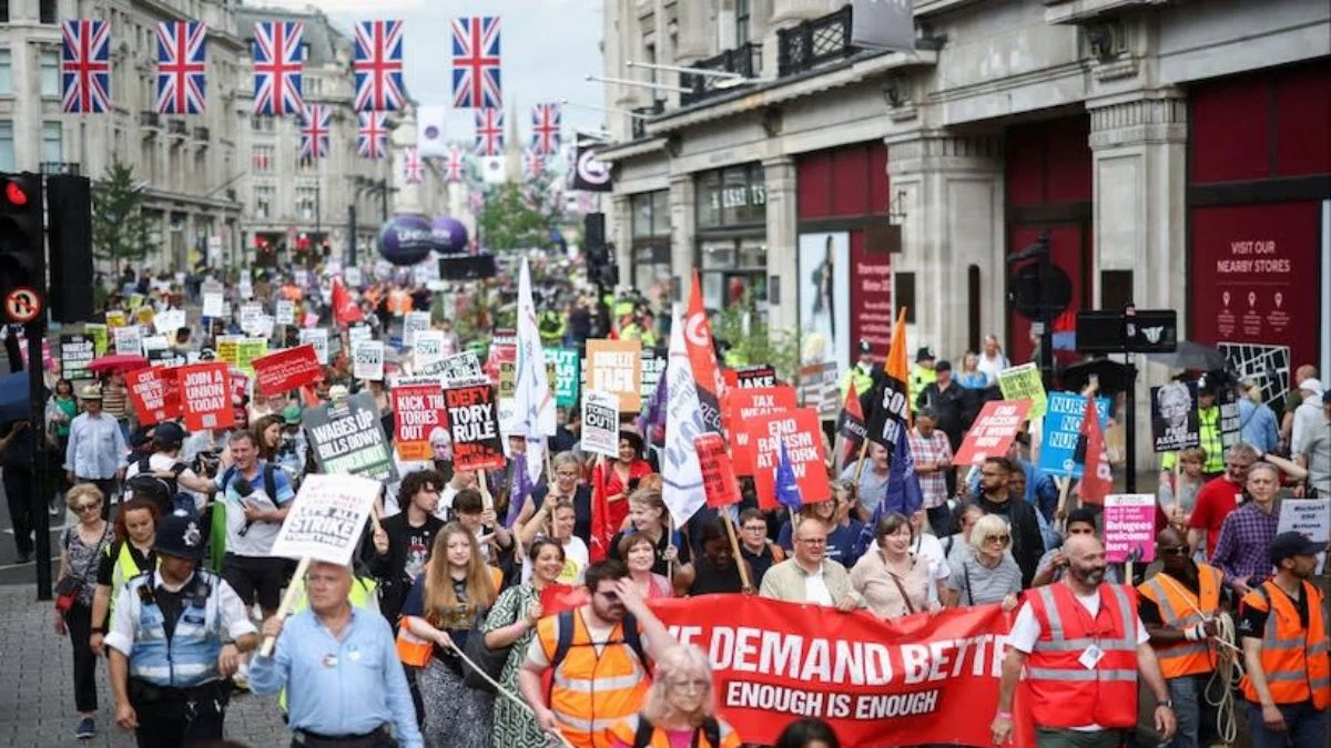 Londra'da binlerce kişi hayat pahalılığına karşı yürüdü