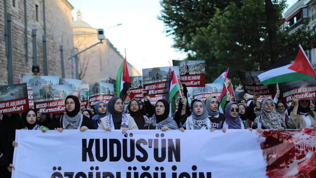 Mavi Marmara'nın 12. yıldönümünde binler yürüdü