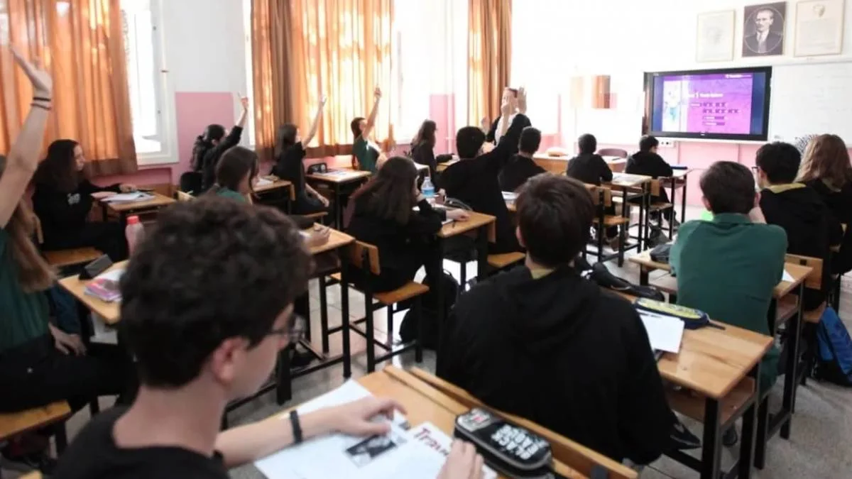 Ortaokul 5., 6., 7., 8. sınıfta devamsızlıktan sınıfta kalma var mı? Ortaokulda devamsızlıktan sınıfta kalınır mı?