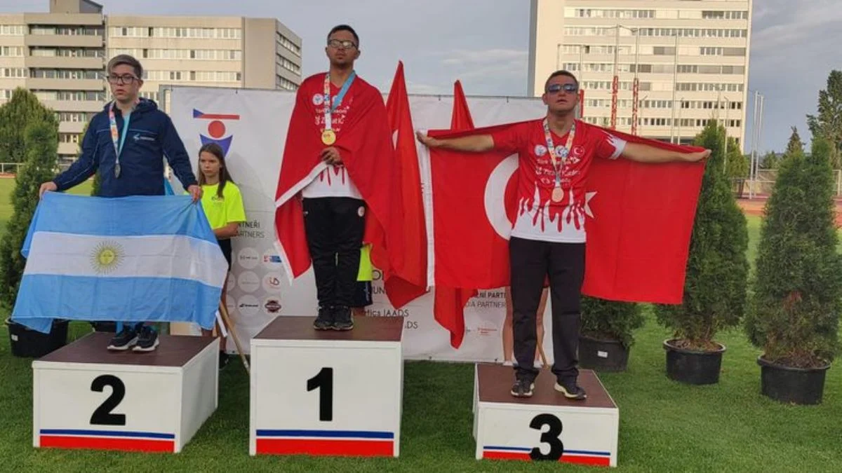 Özel sporcu Emirhan Akçakoca, dünya rekoru kırdı, 3 altın madalya kazandı