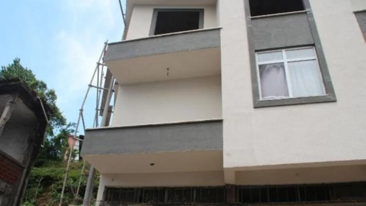 Rize'de fıkra gibi daire; balkon var, kapı yok