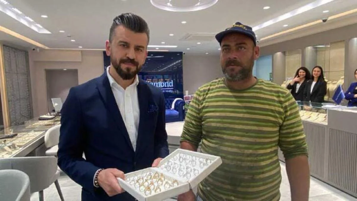 Suriyeli kağıt toplayıcısı, kolilerden çıkan 100 bin liralık altını kuyumcuya teslim etti
