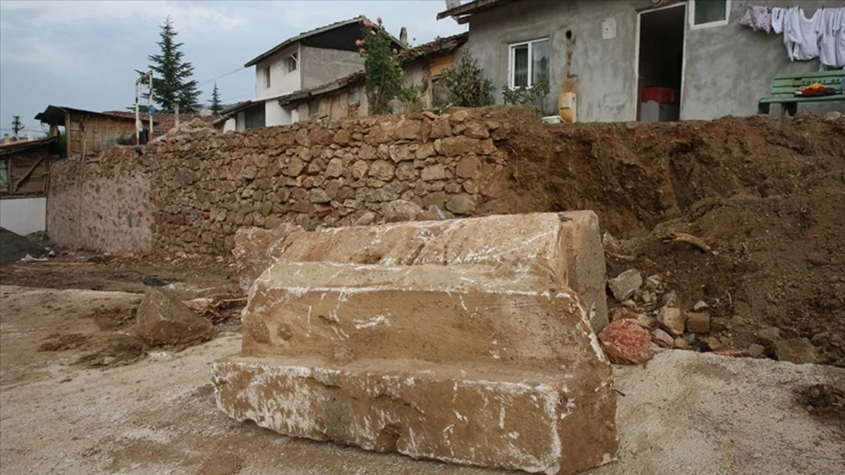 Tokat'ta lahit ve mezar taşı bulundu