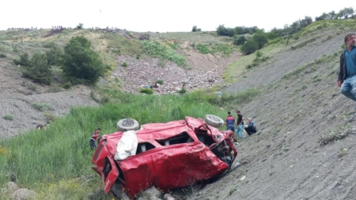 Tokat'ta minibüs, uçuruma yuvarlandı: 1'i çocuk 4 kişi öldü
