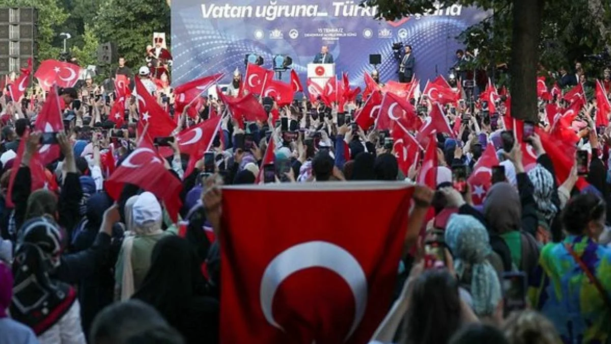 15 Temmuz Saraçhane Mitingine kaç kişi katıldı? Saraçhane Meydanı'na kaç kişi geldi? Saraçhane Meydanı kaç bin kişilik?