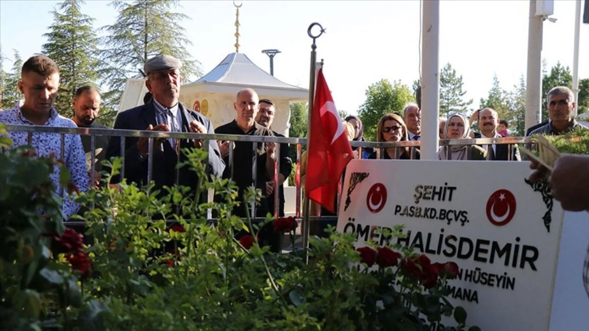 15 Temmuz şehidi Ömer Halisdemir'in kabrinde tören düzenlendi
