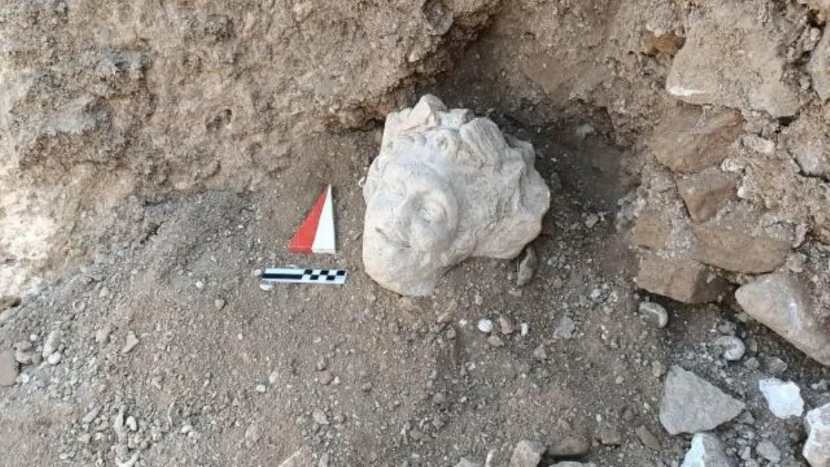 1800 yıllık mitolojik heykel parçası bulundu