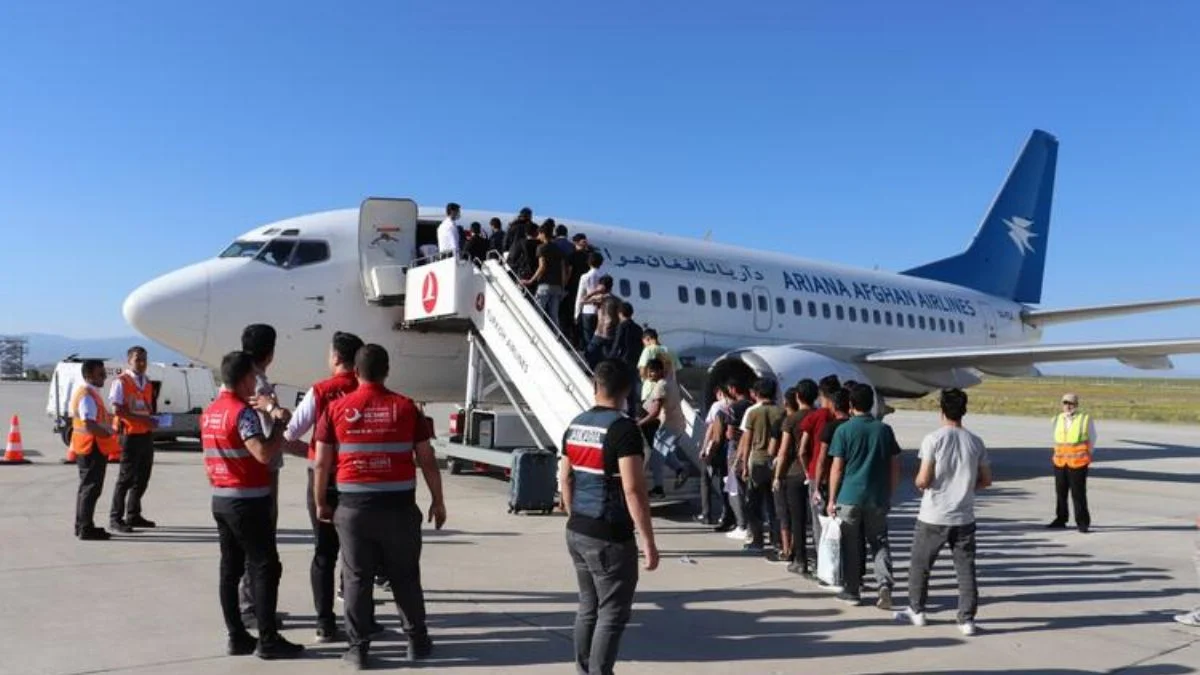 3 uçak seferiyle Afgan göçmenler ülkelerine gönderildi