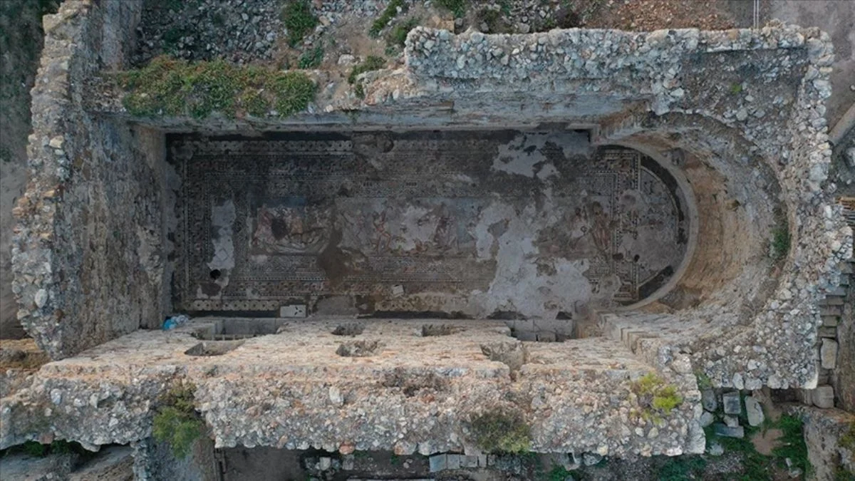 Alanya'da dev Herkül mozaiği bulundu