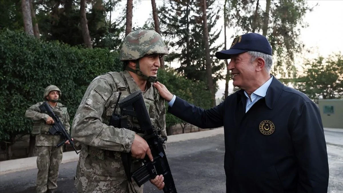 Bakan Akar, Süleyman Şah Türbesi'ni ziyaret etti