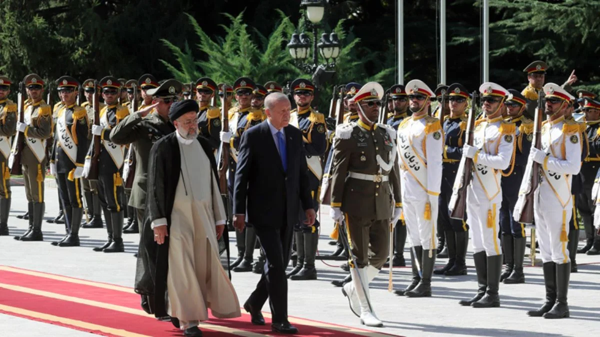 Cumhurbaşkanı Erdoğan, İran'da resmi törenle karşılandı