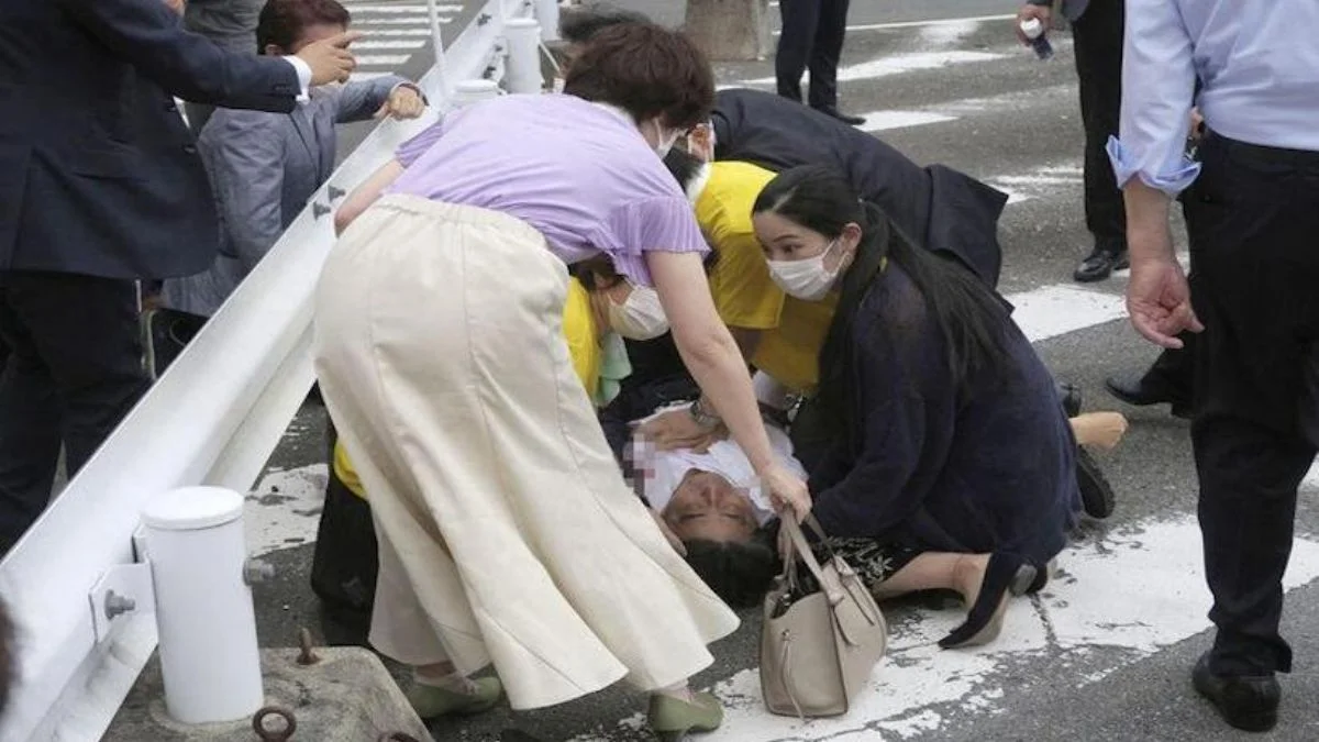 Eski Japonya Başbakanı Şinzo Abe'ye silahlı saldırı