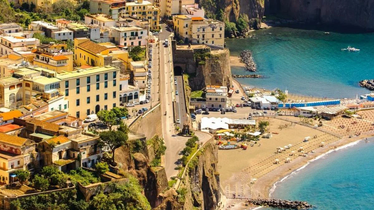 İtalya'nın turistik beldesinde bikiniyle dolaşmak yasaklandı: Cezası 9 bin TL'yi buluyor