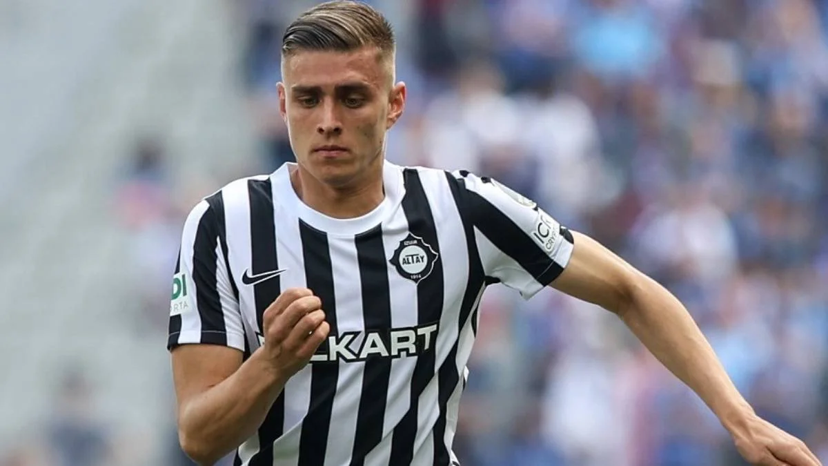 Kazımcan Karataş kimdir? Kazımcan Karataş hangi mevkide oynuyor? Kazımcan Karataş forvet mi defans oyuncusu mu?