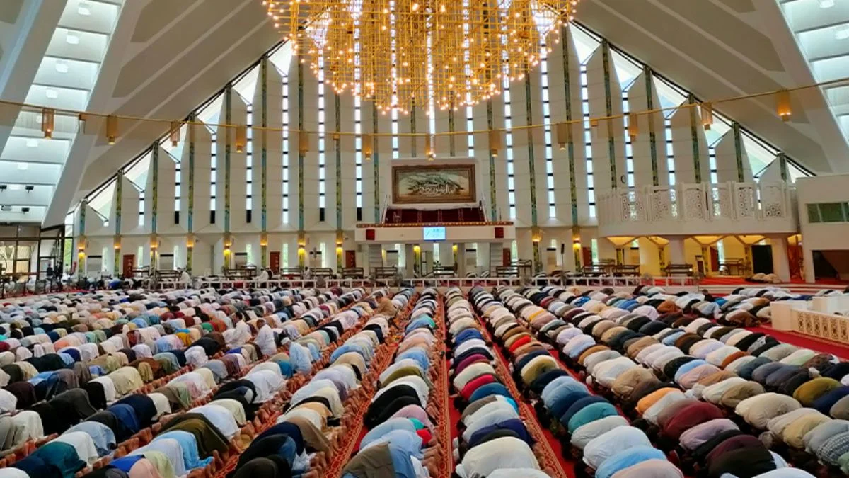 Kurban bayramı namazı evde kılınır mı? Kadınlar kurban bayramı namazından sorumlu mudur?