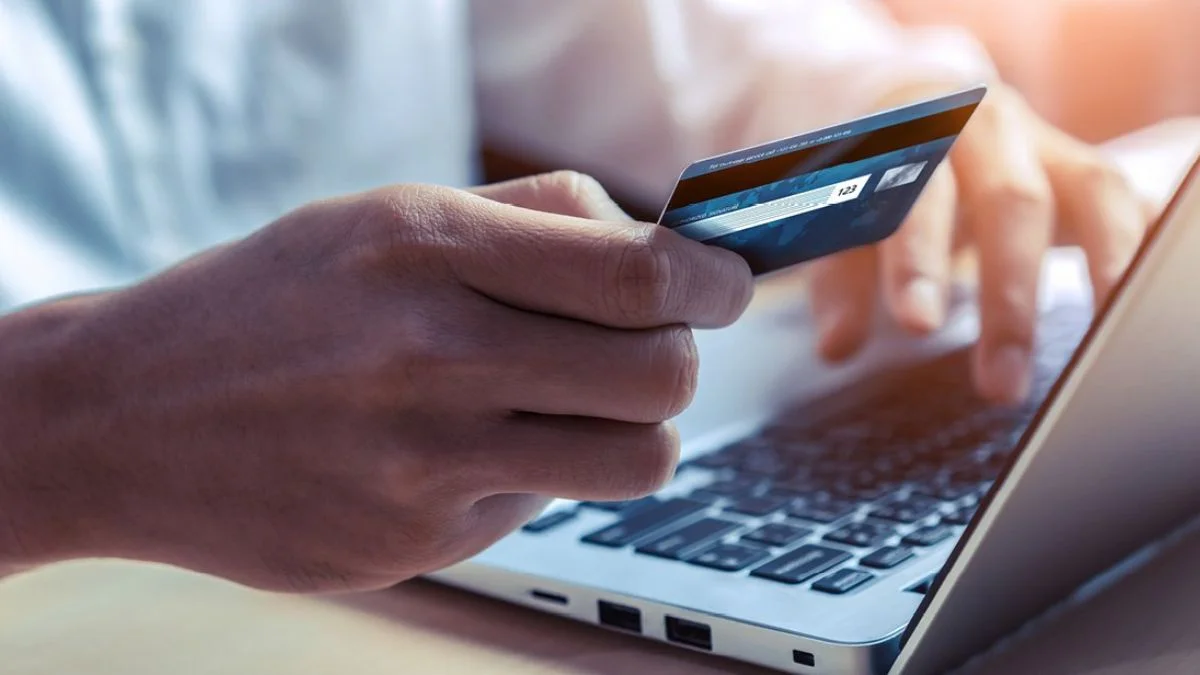 Maaşı yanlışlıkla 330 kat fazla yattı, parayı alıp kaçtı