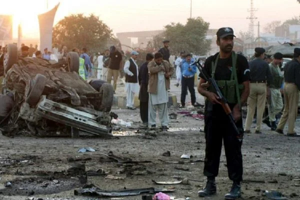 Pakistan'da bombalı saldırı! Polis ve sivil yaralılar var
