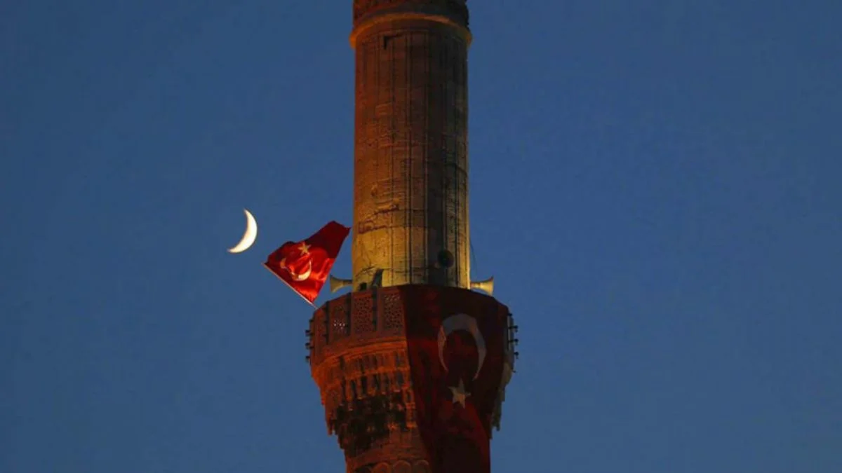 Saat 00.13'te tüm camilerden sela okundu