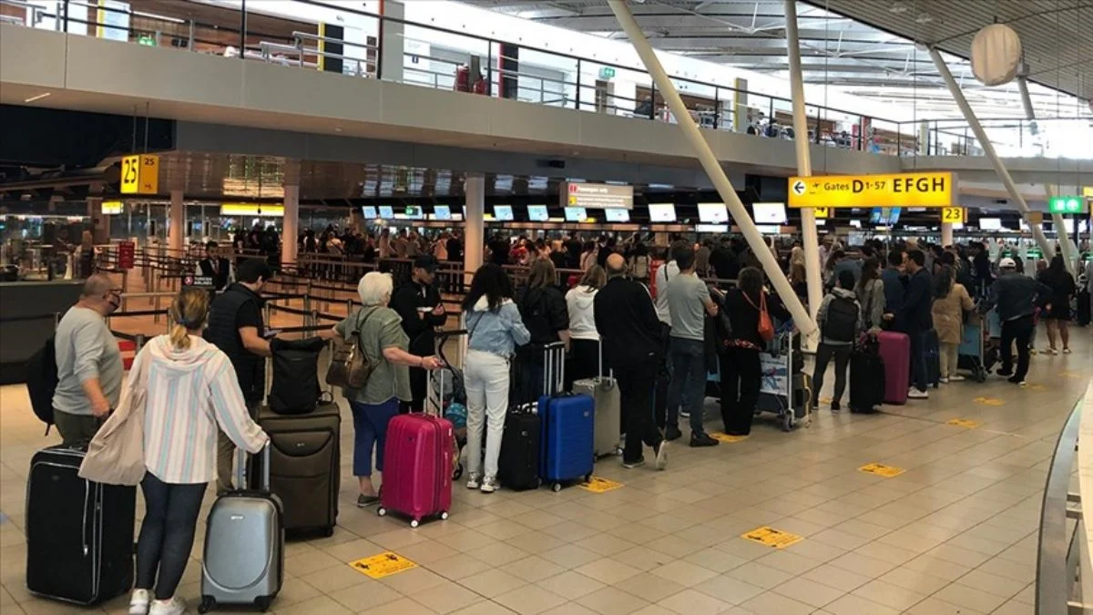 Schiphol Havalimanı'nda terk edilmiş 16 bin bagaj