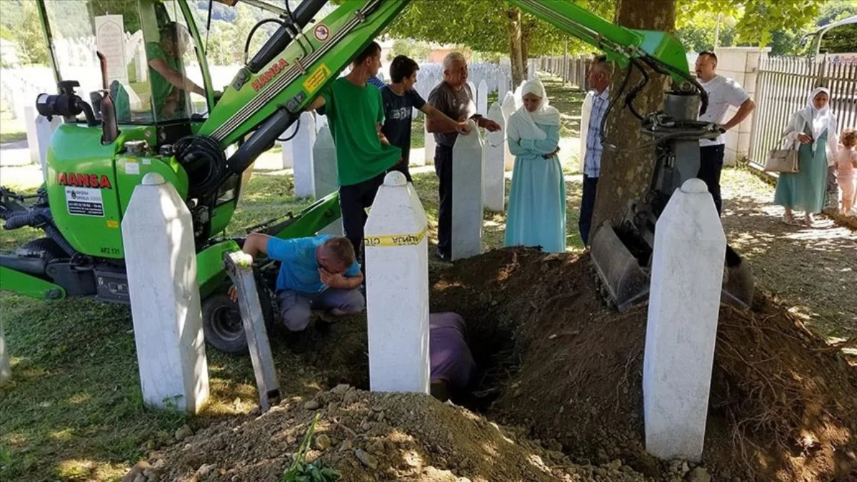 Srebrenitsa soykırımının kurbanlarının mezarları yeniden açılıyor