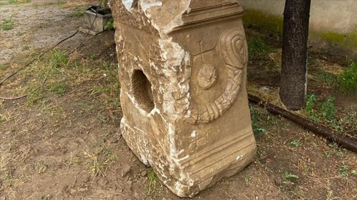 Tarlasını sürerken tarihi eser buldu