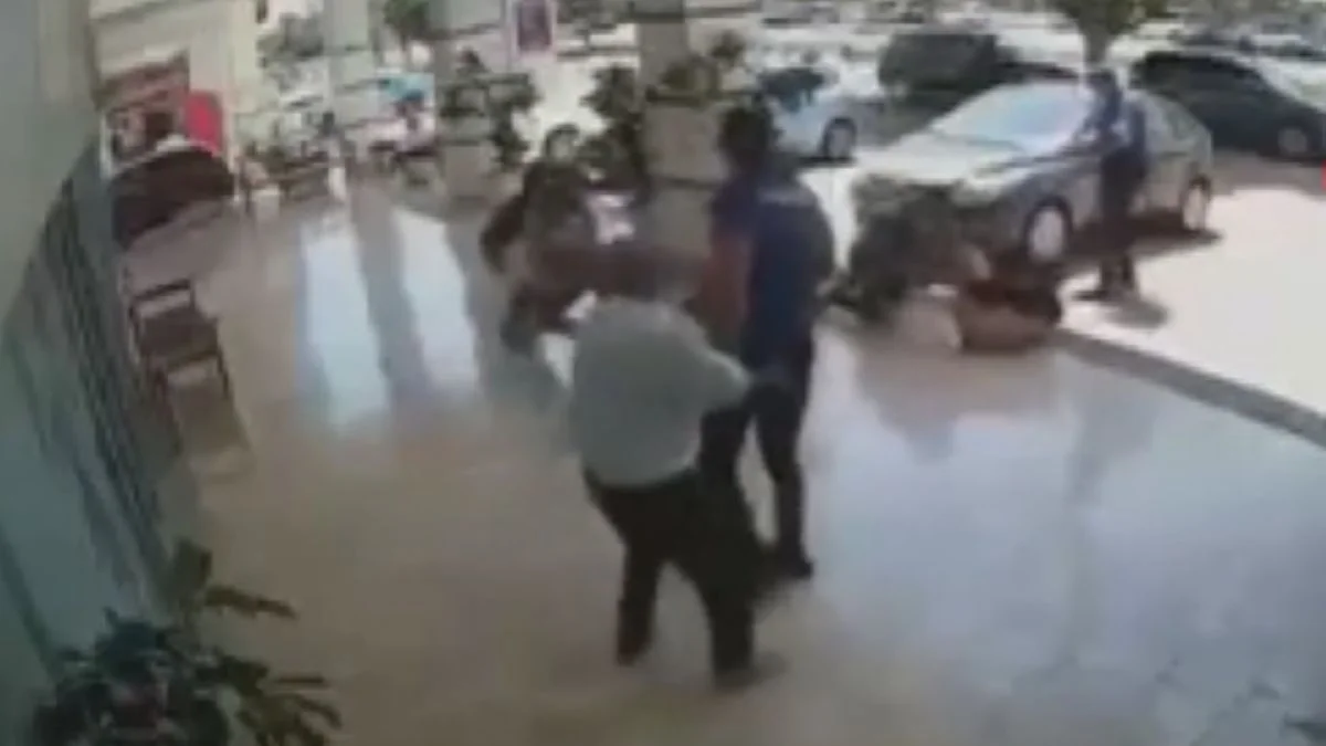 Uçan tekmeli, bastonlu kira kavgası!