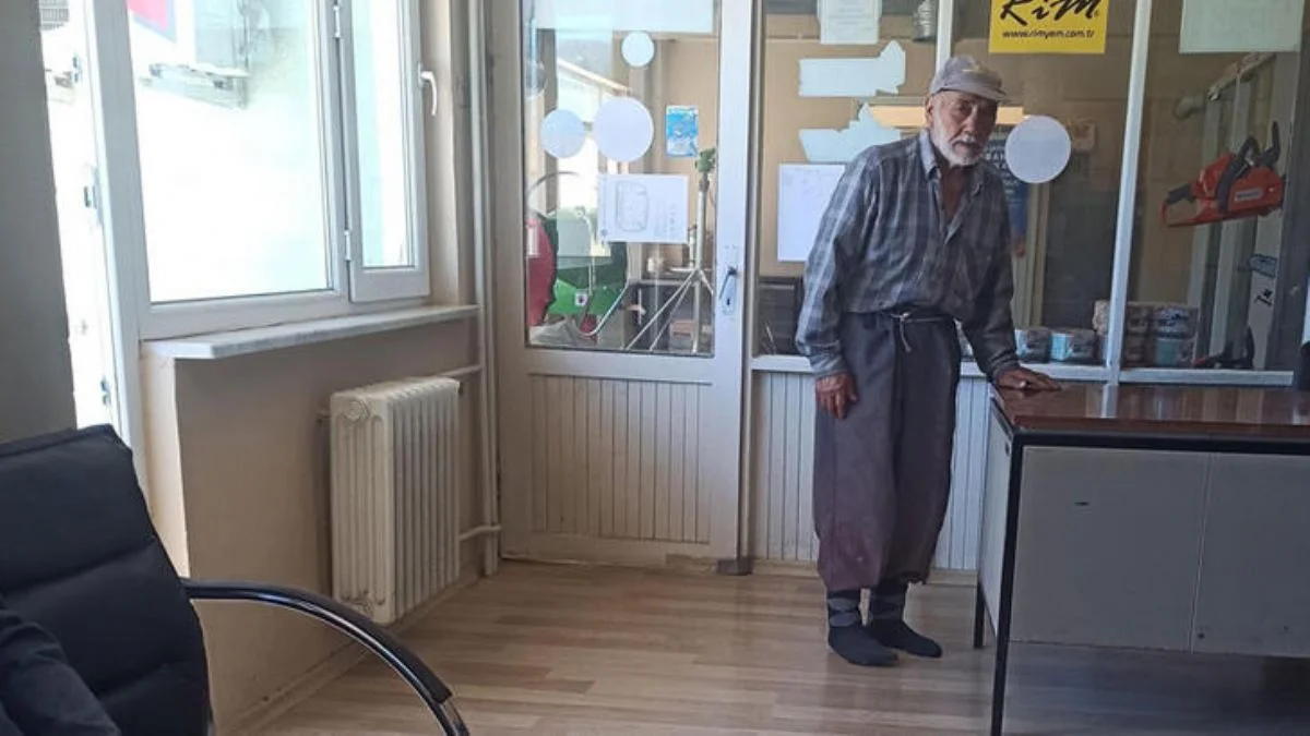 'Yerler kirlenmesin' diye ayakkabılarını çıkardı