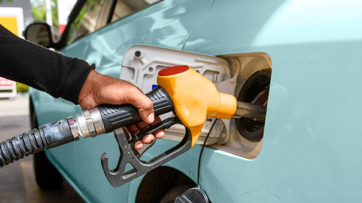 5-6 Ağustos benzine indirim mi geldi? Benzin ve dizel (mazot) ne kadar oldu? Cumartesi benzine kaç TL-kuruş indirim yapıldı?