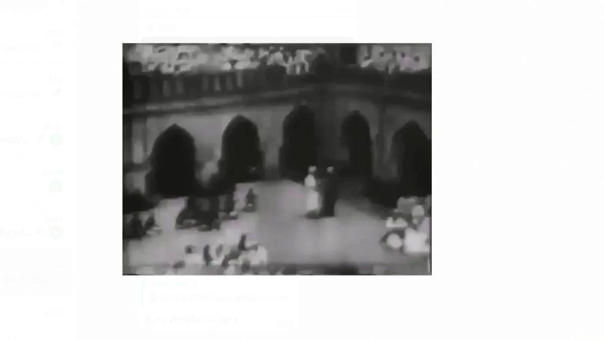 70 yıl öncesinin köle pazarı... Köleyi inceleyip parasını verdikten sonra yeni sahibi oluyor!