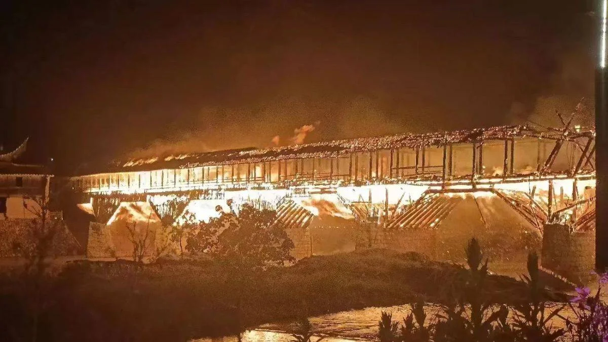 900 yıllık eşsiz ahşap köprü küle döndü