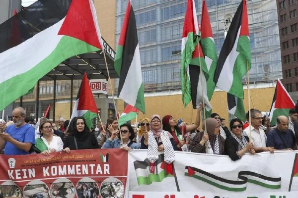 Almanya'da İsrail'in saldırısı altındaki Gazze ile dayanışma gösterisi yapıldı