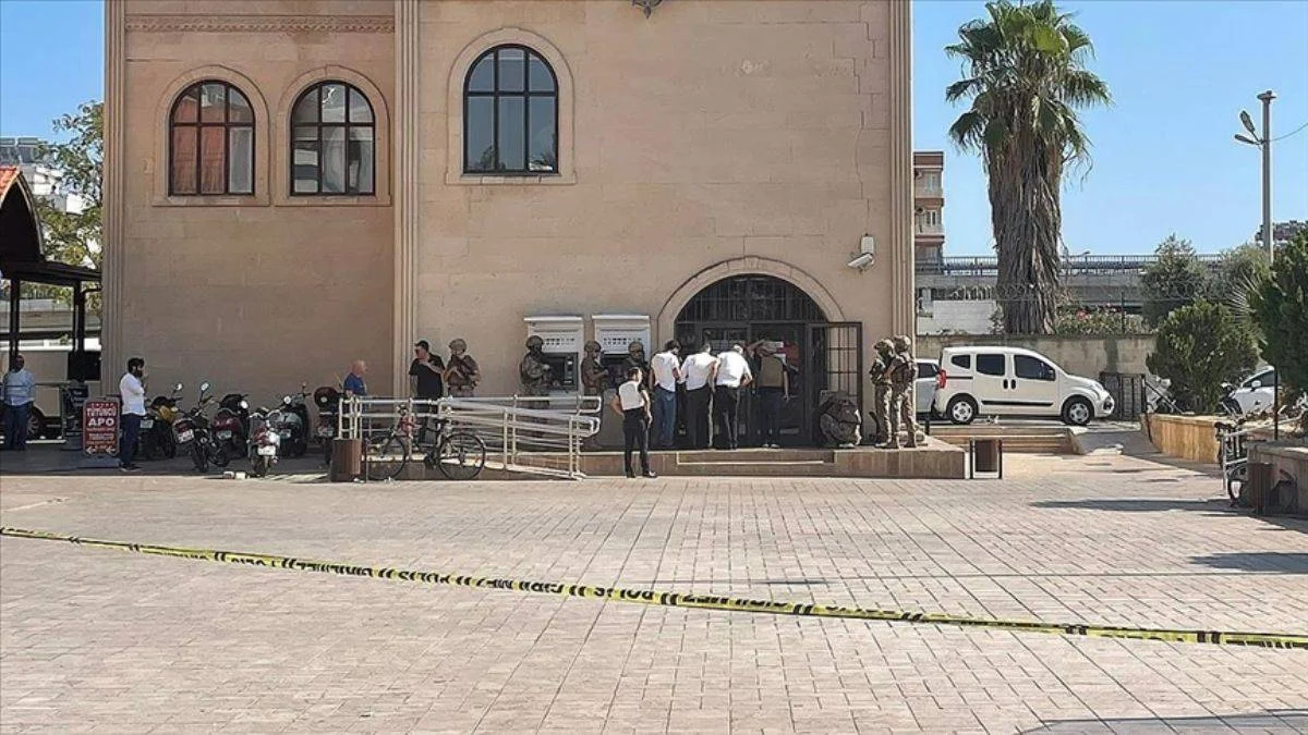 Antalya'da bankanın müdürü rehin alındı