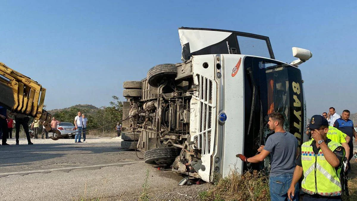 Balıkesir'de midibüs devrildi; 17 yaralı
