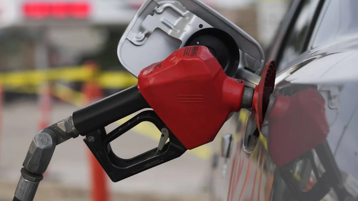 Benzine indirim, motorine zam geliyor