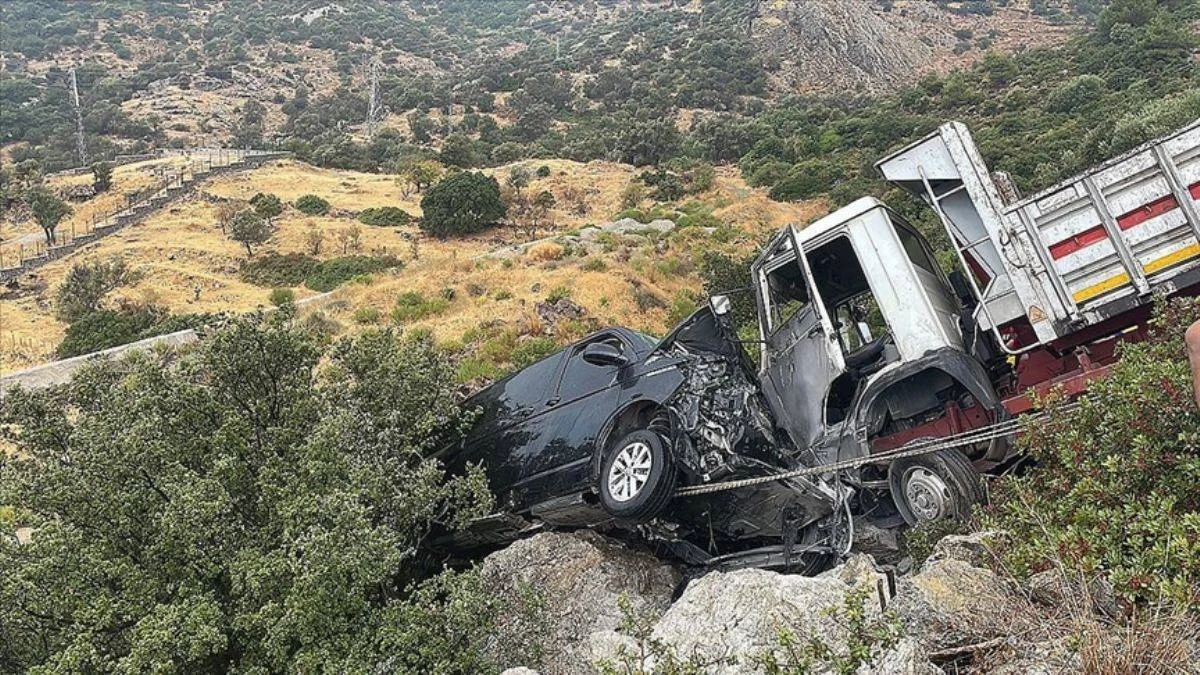 Bodrum'da kaza geçiren İbrahim Tatlıses, sıkıştığı araçtan çıkarıldı