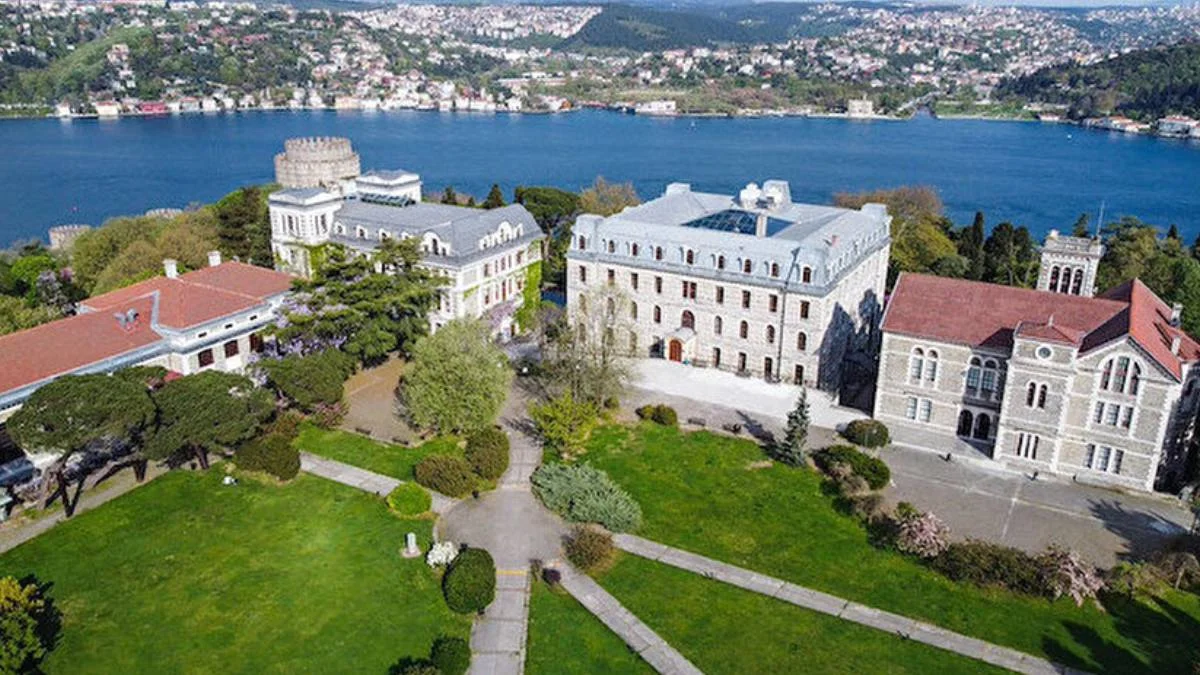 Boğaziçi'nde bir fakülte kuruluyor, bir yüksekokul kapatılıyor