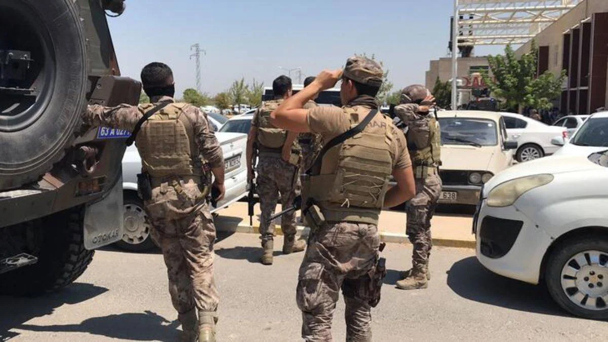 Cinayet şüphelisi hastane kapısında öldürüldü