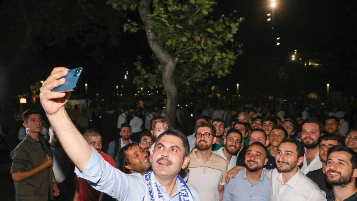 'Devletinizle, liderinizle, Sayın Cumhurbaşkanımızla övünün, gurur duyun ve her yerde göğsünüzü gere gere anlatın'