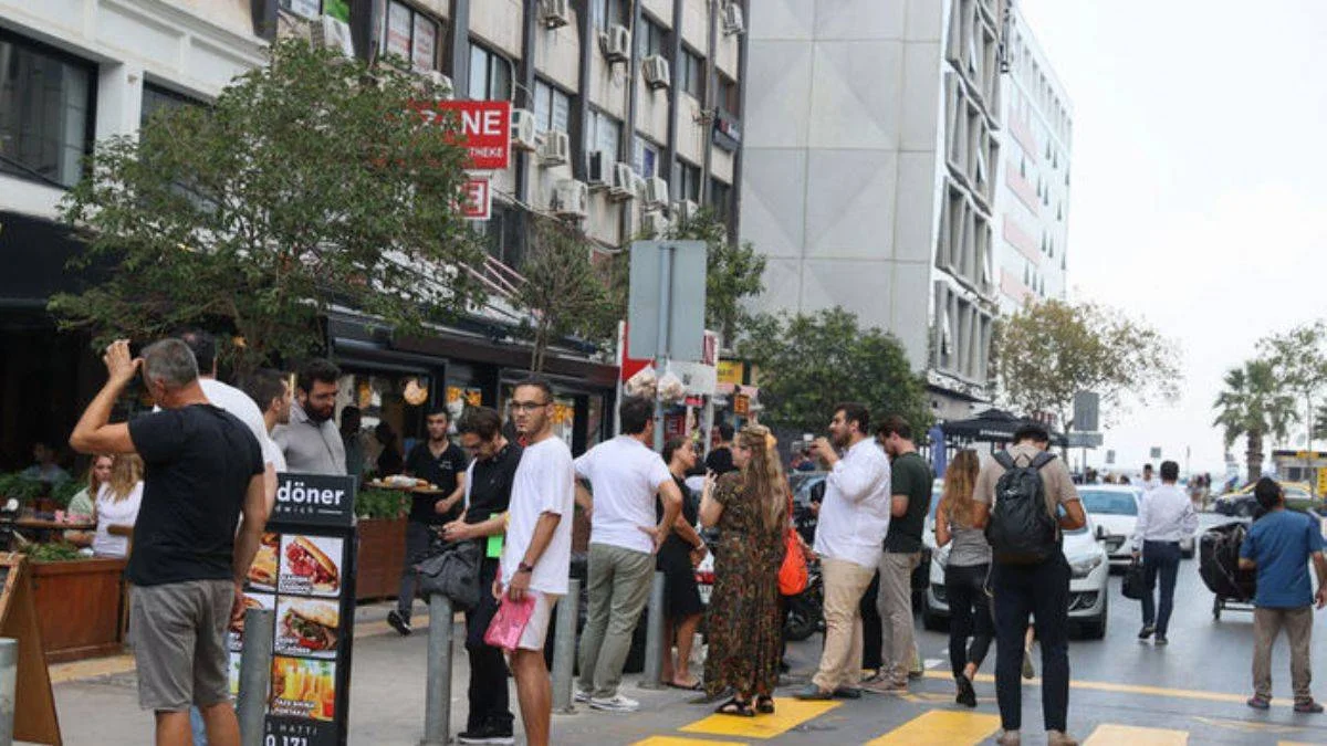 Ege'de üst üste deprem! Halk sokağa döküldü
