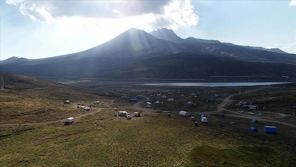 Erciyes'te ağustos ayında 'kışı yaşıyorlar'