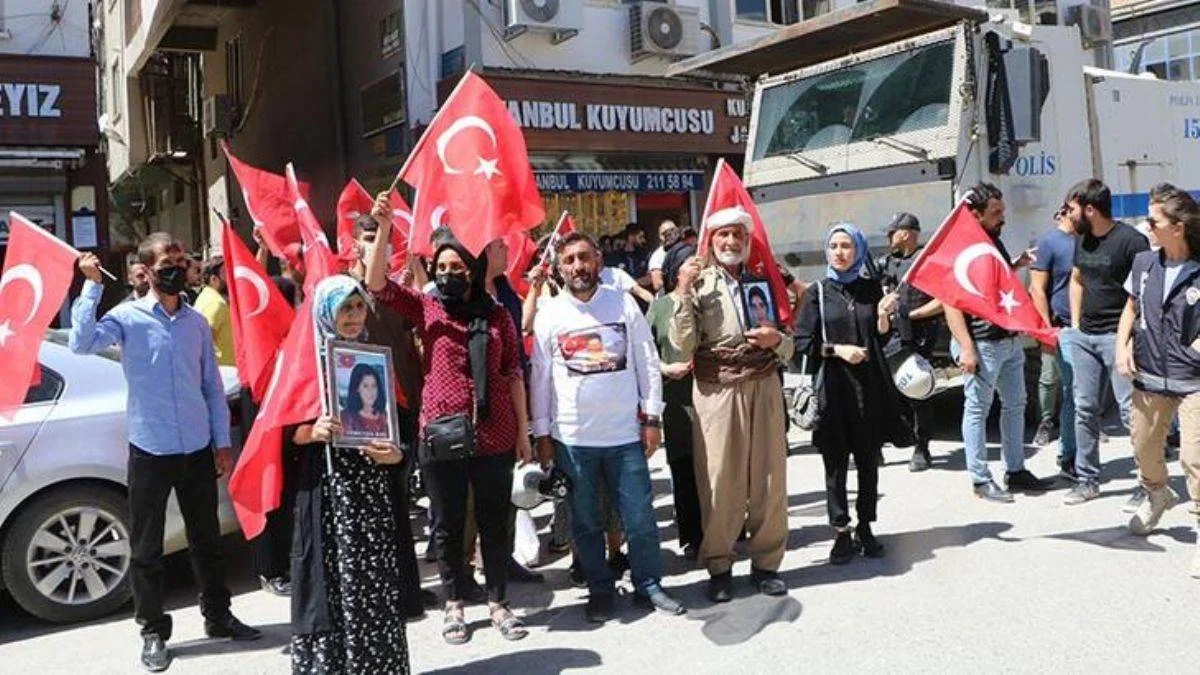 Evlat eyleminde HDP binasından çalınan müziğe tepki