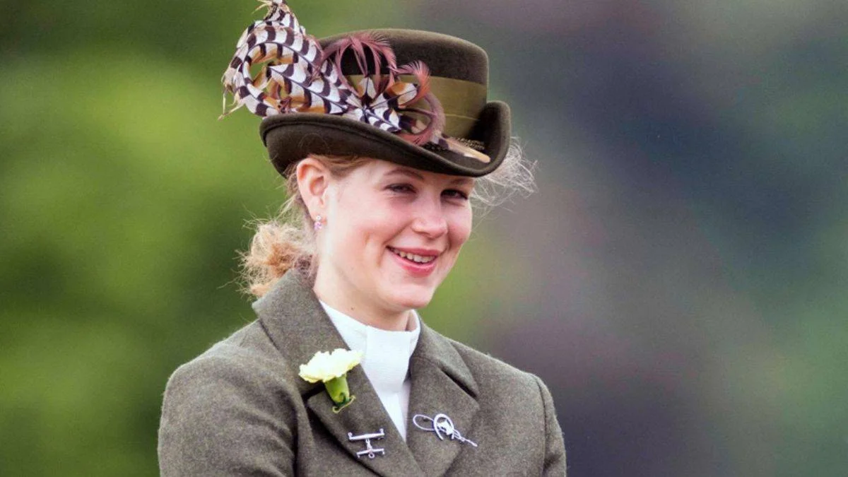 Görenler inanamıyor! Kraliçe Elizabeth'in torunu asgari ücretle çalışıyor