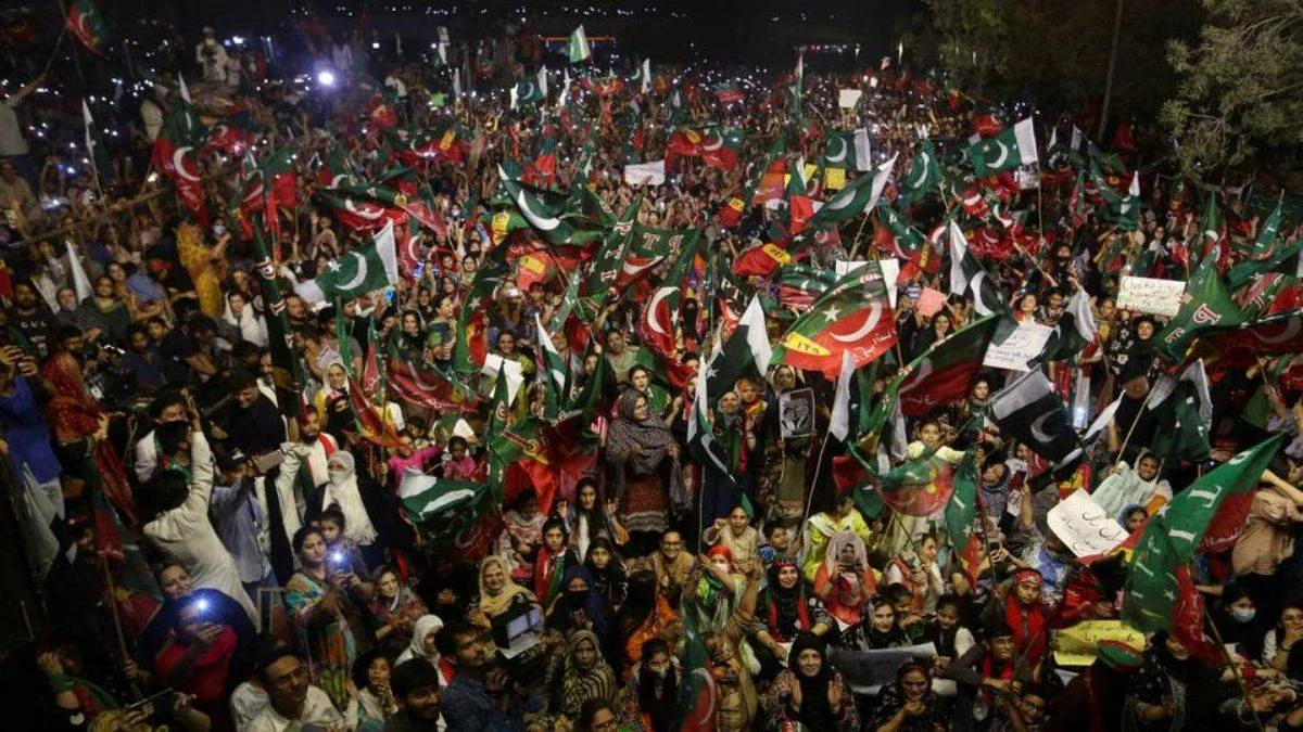 İmran Han hakkında gözaltı kararı! Pakistan'da neler oluyor?